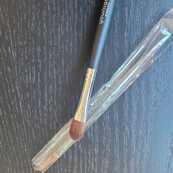 Younique Concealer Brush - Picture 6 of 6